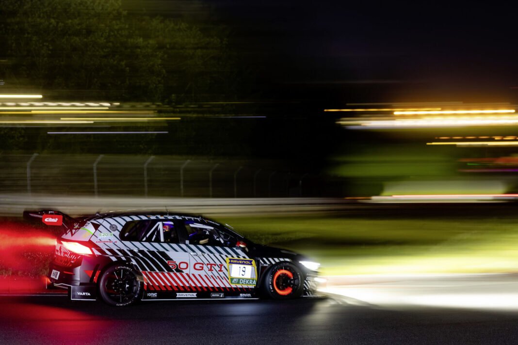 First the world premiere, then a class win: successful 24h Nürburgring for the VW Golf GTI