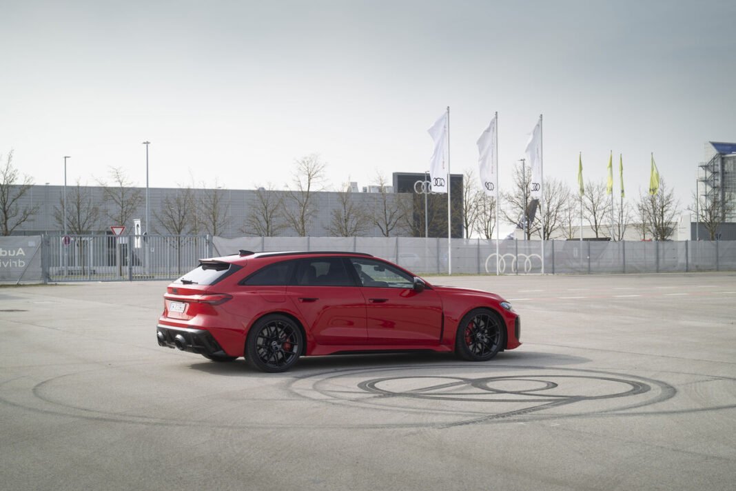 The new Audi RS 5: the first performance hybrid provides top driving dynamics
