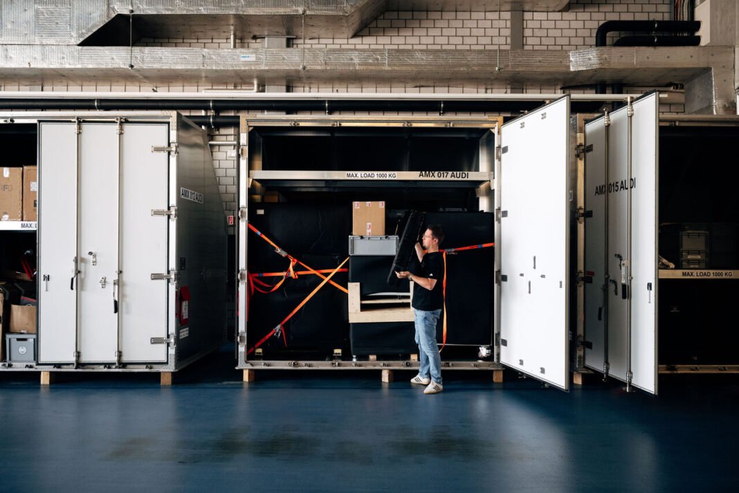 When the rear wing has to go in your carry-on – a look into the different worlds of logistics at Audi